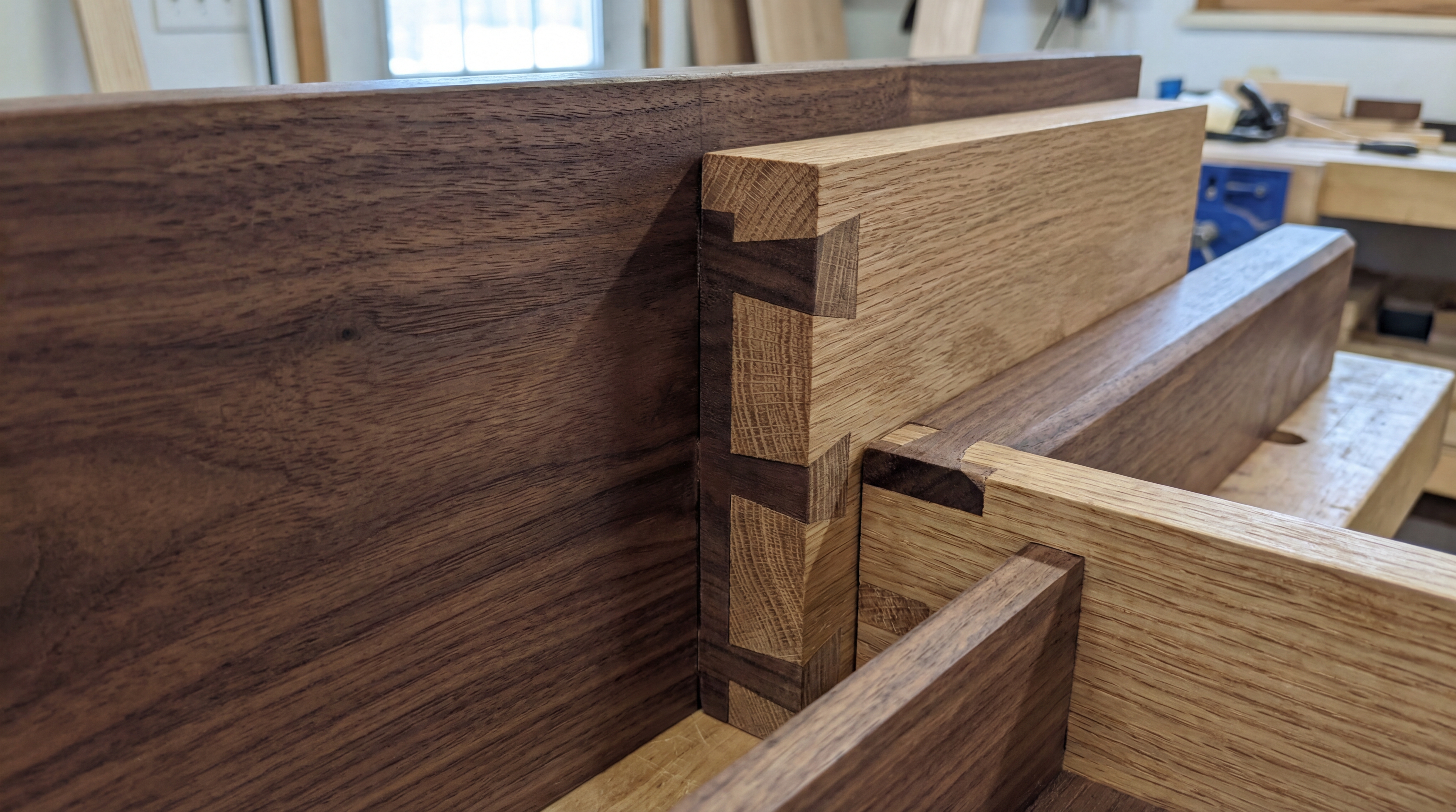 Detalle artístico de ensamble de madera